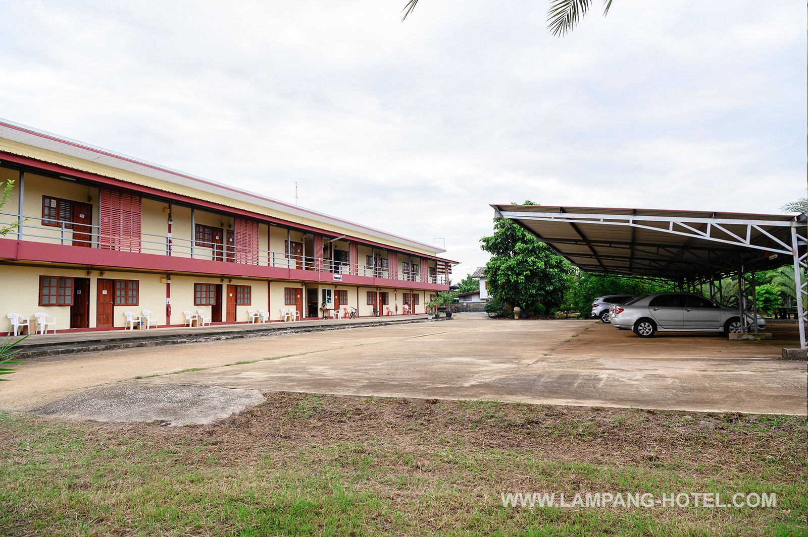 ห้องพัก โรงแรมบ้านสวนลุงอี๋ หอพัก ห้องเช่า ที่พักใกล้ศูนย์โรงพยาบาลมะเร็ง ลำปาง