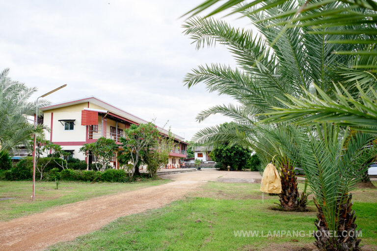 ห้องพัก โรงแรมบ้านสวนลุงอี๋ หอพัก ห้องเช่า ที่พักใกล้ศูนย์โรงพยาบาลมะเร็ง ลำปาง