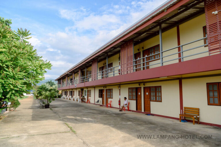 ห้องพัก โรงแรมบ้านสวนลุงอี๋ หอพัก ห้องเช่า ที่พักใกล้ศูนย์โรงพยาบาลมะเร็ง ลำปาง