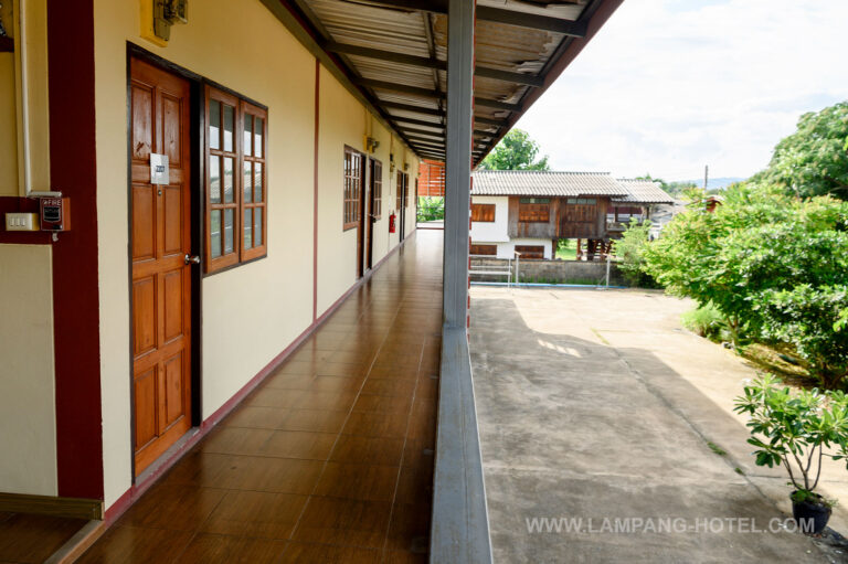 ห้องพัก โรงแรมบ้านสวนลุงอี๋ หอพัก ห้องเช่า ที่พักใกล้ศูนย์โรงพยาบาลมะเร็ง ลำปาง