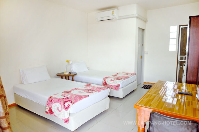 ห้องพัก โรงแรมบ้านสวนลุงอี๋ หอพัก ห้องเช่า ที่พักใกล้ศูนย์โรงพยาบาลมะเร็ง ลำปาง