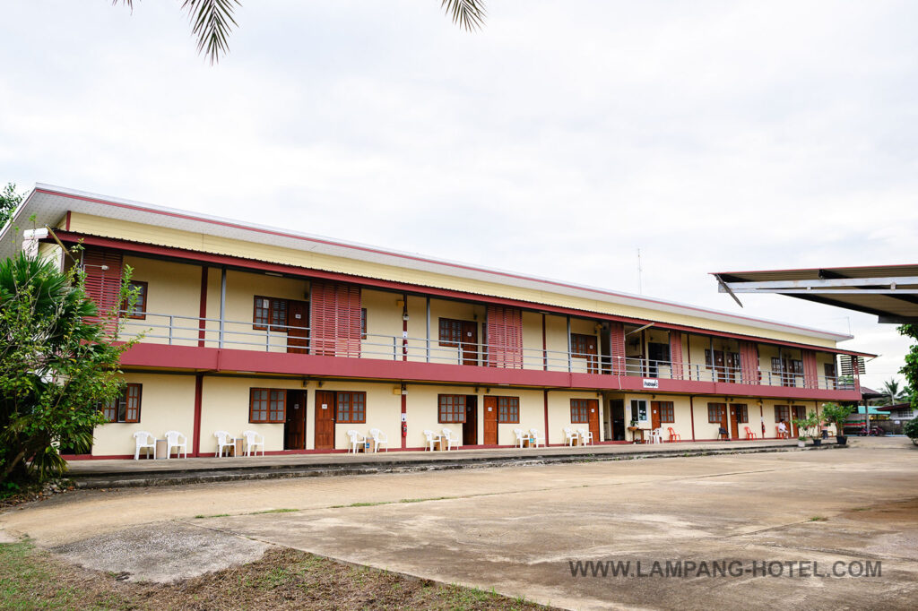 ห้องพัก โรงแรมบ้านสวนลุงอี๋ หอพัก ห้องเช่า ที่พักใกล้ศูนย์โรงพยาบาลมะเร็ง ลำปาง